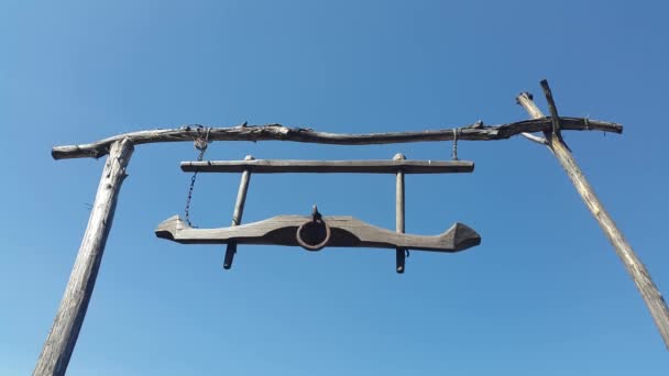 空に対して強気の木製ヨーク — ストック動画