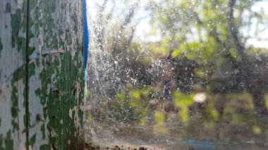 Pencerenin dışındaki bulanık adam