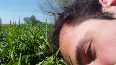 Beyaz adam yüz çimen hareket etmeden yatan dreadlocks ile