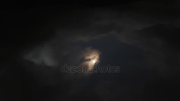 Volle maan nachtelijke hemel. de tijdspanne van de maan. maanlicht. wolken en de maan — Stockvideo