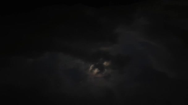 Luna llena cielo nocturno. lapso de tiempo lunar. luz de la luna. nubes y luna — Vídeos de Stock