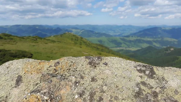 Stone textur för bokstäver på bakgrund av berg och sky — Stockfoto