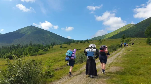 Les religieuses font de la randonnée dans les montagnes Photo De Stock