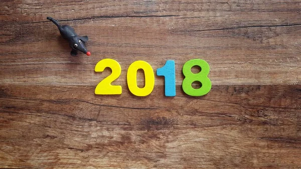 Ahşap numaraları numarası 2018, rustik ahşap arka plan üzerinde yeni yıl 2018 için şekillendirme. — Stok fotoğraf
