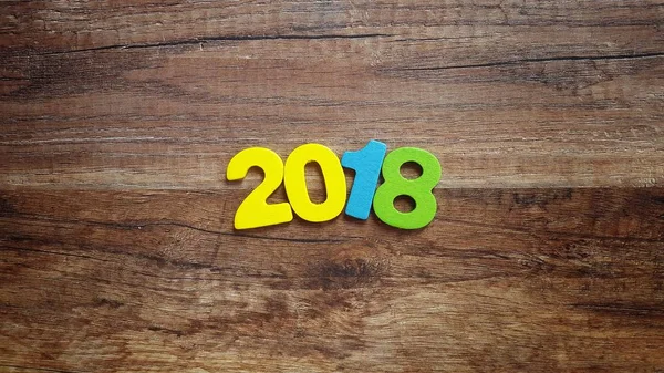 Деревянные числа, образующие число 2018, на новый 2018 год на деревенском деревянном фоне . — стоковое фото