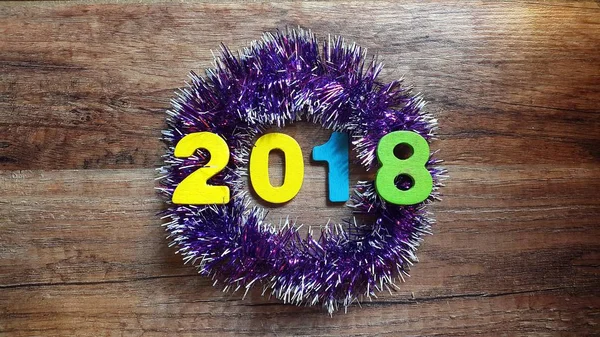 Деревянные числа, образующие число 2018, На новый 2018 год на деревянном фоне — стоковое фото