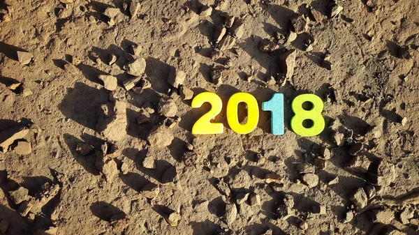Chiffres colorés pour former le nombre 2018 sur la surface lunaire Image En Vente