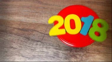 renkli resimler 2018 sayısını döndürmek bir ahşap arka plan üzerinde