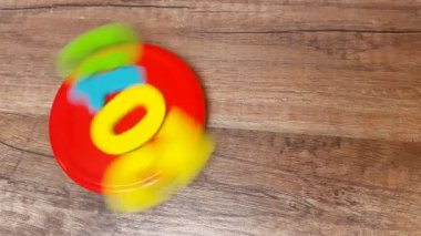 renkli resimler 2018 sayısını döndürmek bir ahşap arka plan üzerinde