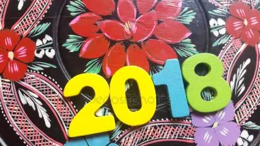 boyalı çiçek süsleme ile yuvarlak ahşap disk üzerindeki renkli numarası 2018 döner