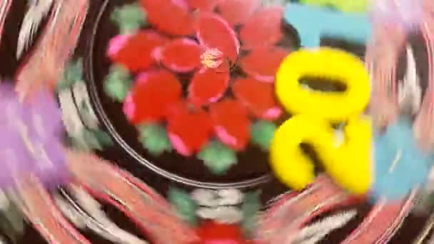barevné číslo 2018 točí na kulatý Dřevěná deska s malovanými květy ornament