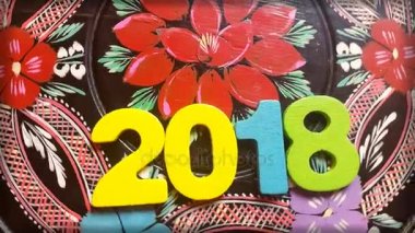 boyalı çiçek süsleme ile yuvarlak ahşap disk üzerindeki renkli numarası 2018 döner