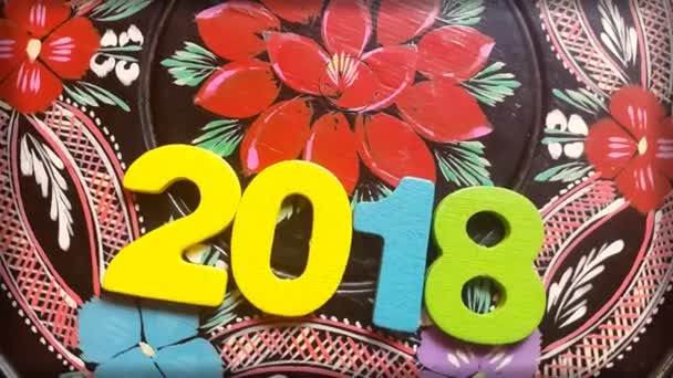 Il numero colorato 2018 ruota su un disco di legno rotondo con ornamento di fiori dipinti — Video Stock