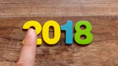 renkli ahşap figürler, parmağınızla ahşap bir tablodan numaradan 2018 al
