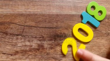 renkli ahşap figürler, parmağınızla ahşap bir tablodan numaradan 2018 al