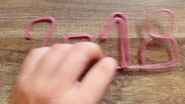 pembe tel sayısı 2018 tahta bir masanın üzerine koydu