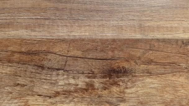 Poner el número 2018 de alambre rosa en una mesa de madera — Vídeo de stock