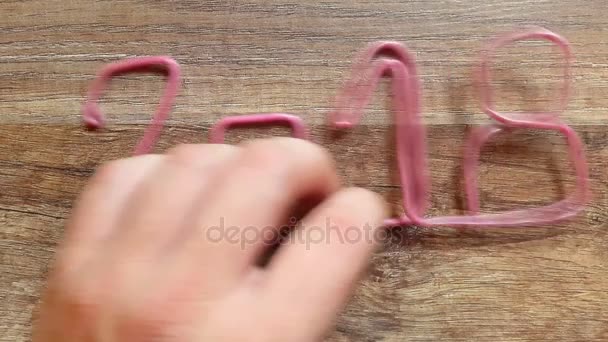 Mettre numéro 2018 de fil rose sur une table en bois — Video