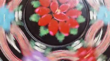 Bir daire dönen çiçekler ile boyalı