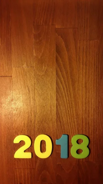 Ahşap olored numaraları numarası 2018, ahşap arka plan üzerinde yeni yıl 2018 için şekillendirme. — Stok fotoğraf