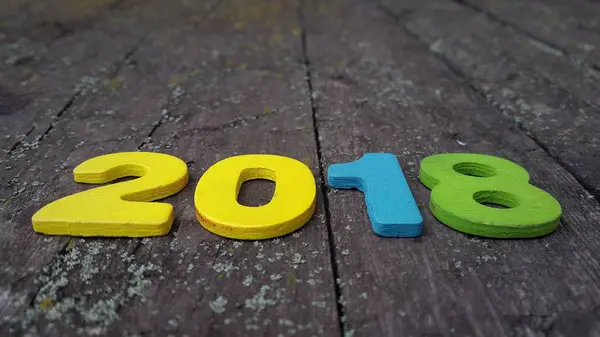 Mutlu yeni yıl 2018. Numaraları numarası 2018, rustik ahşap masa üzerinde yeni yıl 2018 için şekillendirme. — Stok fotoğraf