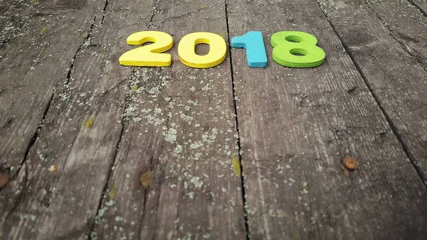 Šťastný nový rok 2018. Čísla tvořící číslo 2018, na nový rok 2018 na rustikální dřevěný stůl. — Stock fotografie