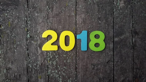 Feliz Ano Novo 2018. Números que formam o número 2018, Para o ano novo 2018 na mesa de madeira rústica . Imagens De Bancos De Imagens Sem Royalties