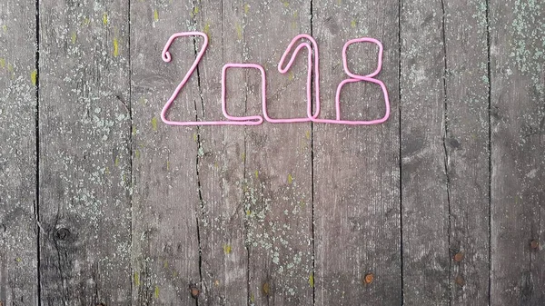 สุขสันต์วันปีใหม่ 2018 ตัวเลขเป็นตัวเลข 2018 สําหรับปีใหม่ 2018 บนโต๊ะไม้ชนบท . — ภาพถ่ายสต็อก