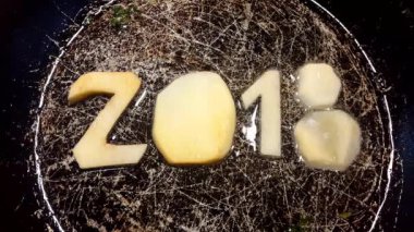 sosis numarası 2018 şeklinde bir tavada kızartma