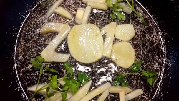 Freír la salchicha en una sartén en forma de número 2018 — Vídeo de stock