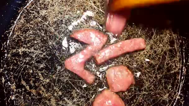 Fry the sausage in a frying pan in the form of number 2018 — Stock Video