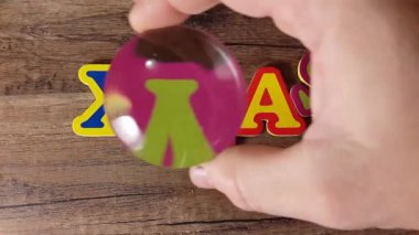 Xmas ahşap bir masa üzerinde bir büyüteç görüntülemek