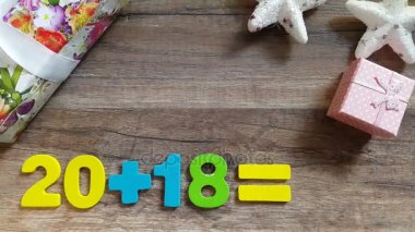 Matematiksel işlemler soru işareti ile 2018 numarayla. Yeni yıl için kavramı.