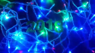 Ahşap figürler Noel çelenk ışığında 2018 numarası oluşturmak