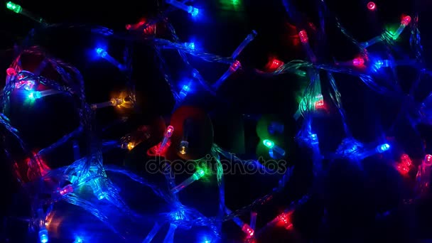 木数字在圣诞节花环的光中形成数字2018 — 图库视频影像