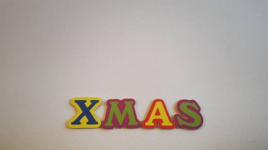 Renkli harfler beyaz tuval üzerinde Xmas büyü
