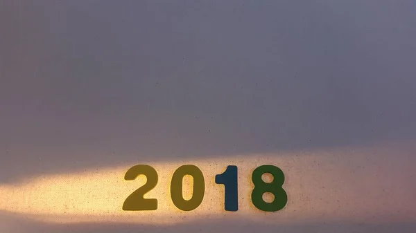 Кольорові фігури, щоб сформувати номер 2018 року на білому полотні — стокове фото