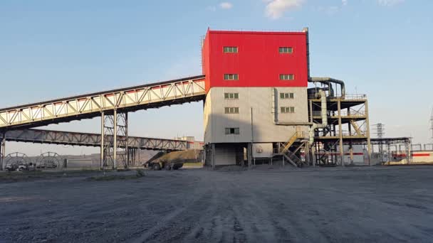 Máquina Industrial Trabalha Uma Zona Industrial Contexto Uma Galeria Vermelha — Vídeo de Stock