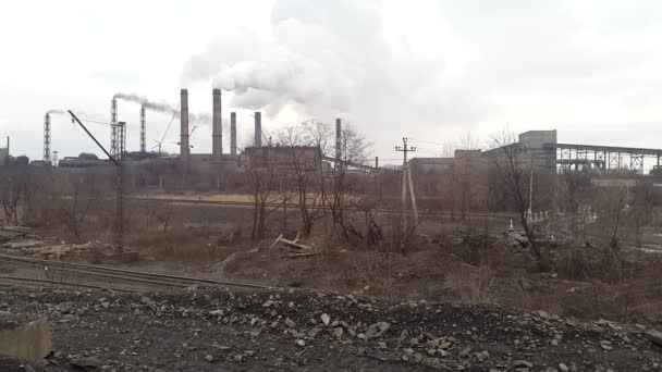 Roken van de pijp. Mijnbouw- en verwerkingsbedrijf. Oekraïne. Krivoy Rog — Stockvideo