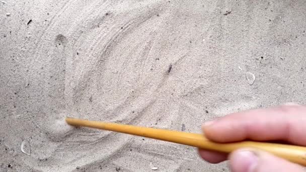 Schreibt das Wort Liebe auf den Sand des Strandes mit einer Muschel und einer Kokosnuss — Stockvideo