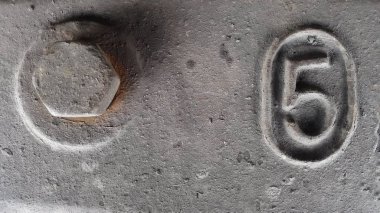 Metal sayı 5. Rakamlar 5 şeklinde paslı metal doku.