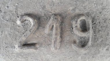 Metal numarası 219. Rakamlar 219 şeklinde paslı metal doku