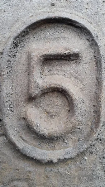 Μεταλλικά αριθμός 5. Υφή του Σκουριασμένο μέταλλο με τη μορφή των αριθμών 5. — Φωτογραφία Αρχείου