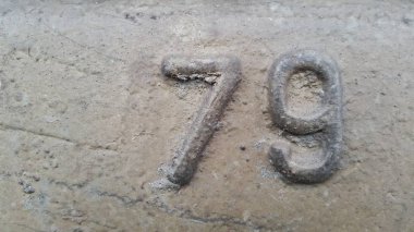 Metal sayı 79. Rakamlar 79 şeklinde paslı metal doku