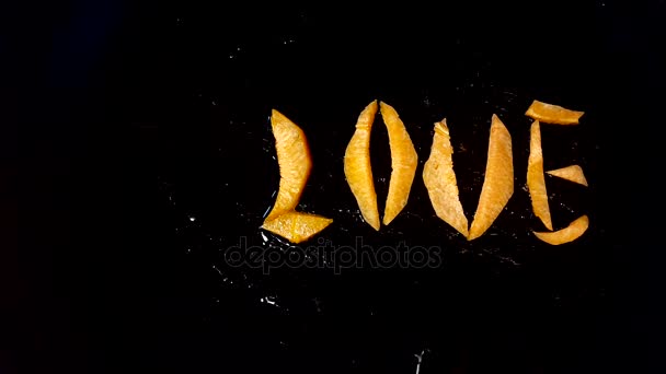 Cenouras fritas na forma da palavra "amor" em uma panela de ato de fritar — Vídeo de Stock