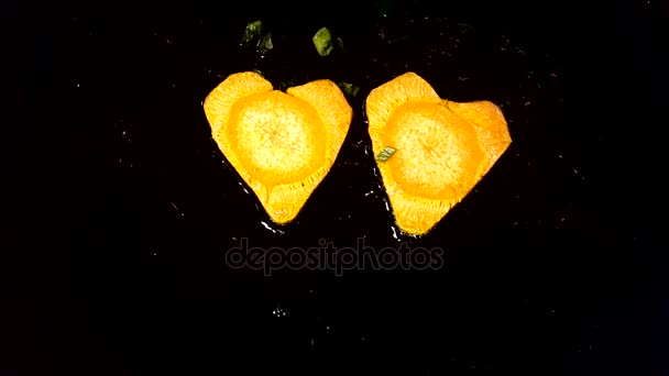 Τηγανίζουμε τα καρότα σε σχήμα καρδιάς σε ένα τηγάνι — Αρχείο Βίντεο