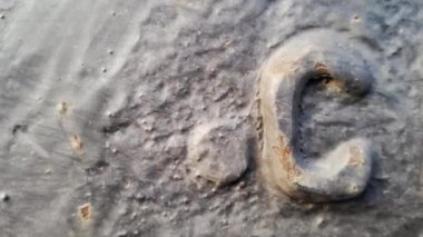 İkinci C şeklinde paslı metal metal ikinci C. doku.