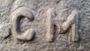 İkinci Cm. doku ikinci Cm şeklinde paslı metal metal.