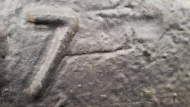 7 numaralı metal. Rakamlar 7 şeklinde paslı metal doku