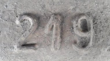Metal numarası 219. Rakamlar 219 şeklinde paslı metal doku